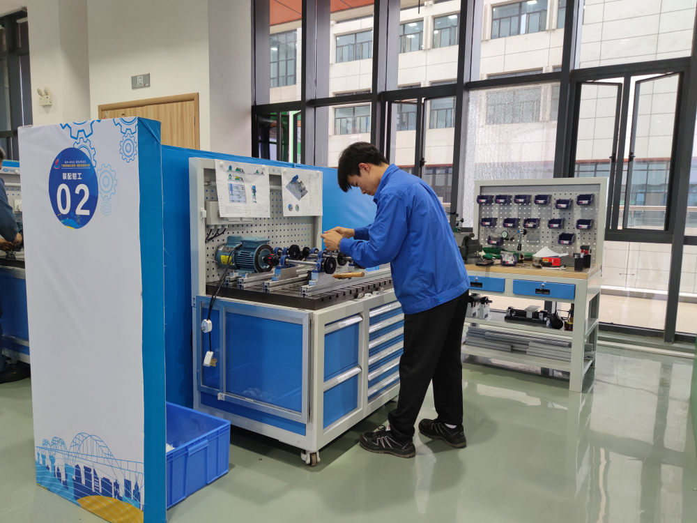 韦永安（装配钳工）角逐现场 (2)_编辑.jpg